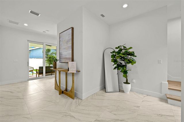 3228 W OAKELLAR AVENUE, Tampa, FL 33611