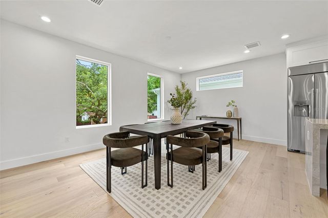 3228 W OAKELLAR AVENUE, Tampa, FL 33611