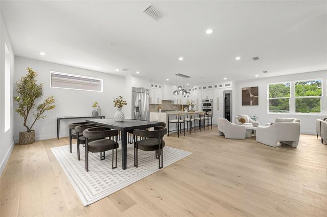 3228 W OAKELLAR AVENUE, Tampa, FL 33611