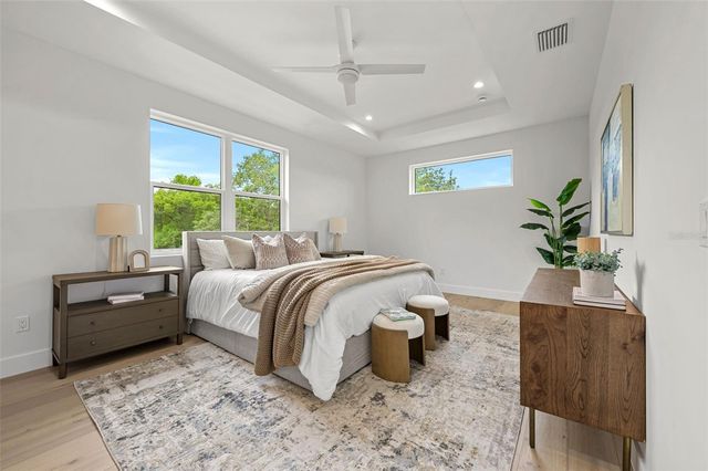 3228 W OAKELLAR AVENUE, Tampa, FL 33611