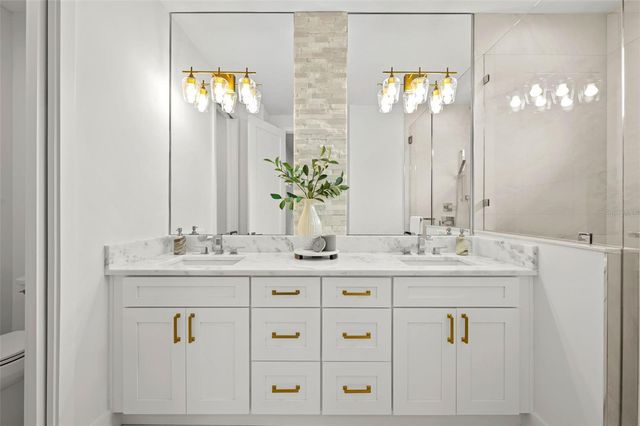 3228 W OAKELLAR AVENUE, Tampa, FL 33611