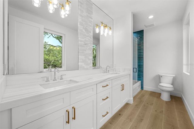 3228 W OAKELLAR AVENUE, Tampa, FL 33611