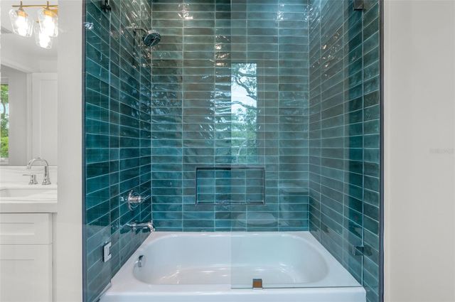 3228 W OAKELLAR AVENUE, Tampa, FL 33611