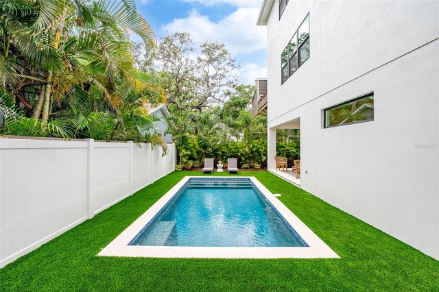 3228 W OAKELLAR AVENUE, Tampa, FL 33611