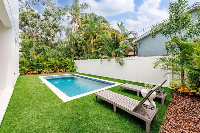 3228 W OAKELLAR AVENUE, Tampa, FL 33611