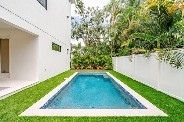 3228 W OAKELLAR AVENUE, Tampa, FL 33611