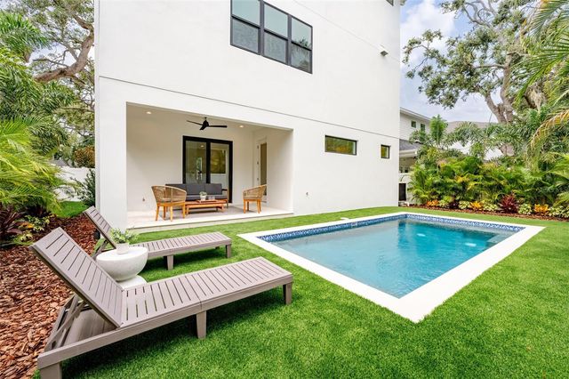 3228 W OAKELLAR AVENUE, Tampa, FL 33611