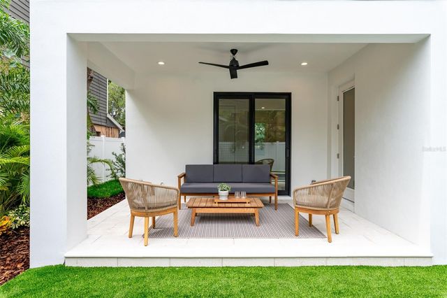 3228 W OAKELLAR AVENUE, Tampa, FL 33611