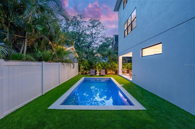 3228 W OAKELLAR AVENUE, Tampa, FL 33611