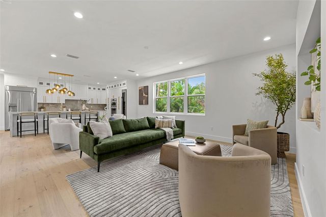 3228 W OAKELLAR AVENUE, Tampa, FL 33611