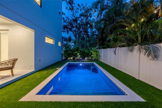 3228 W OAKELLAR AVENUE, Tampa, FL 33611