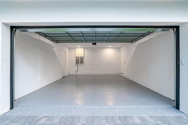 3228 W OAKELLAR AVENUE, Tampa, FL 33611