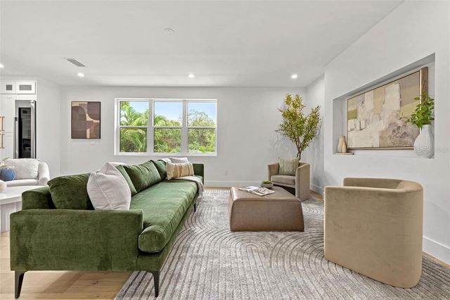 3228 W OAKELLAR AVENUE, Tampa, FL 33611