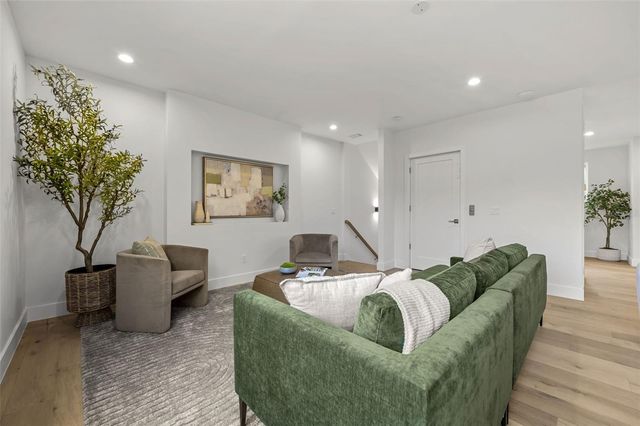 3228 W OAKELLAR AVENUE, Tampa, FL 33611