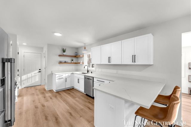 904 E Savidge Street, Spring Lake, MI 49456
