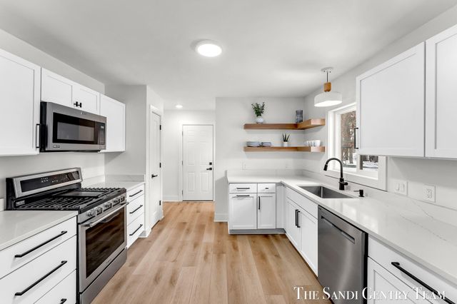 904 E Savidge Street, Spring Lake, MI 49456