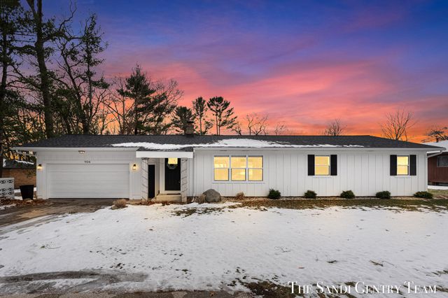904 E Savidge Street, Spring Lake, MI 49456