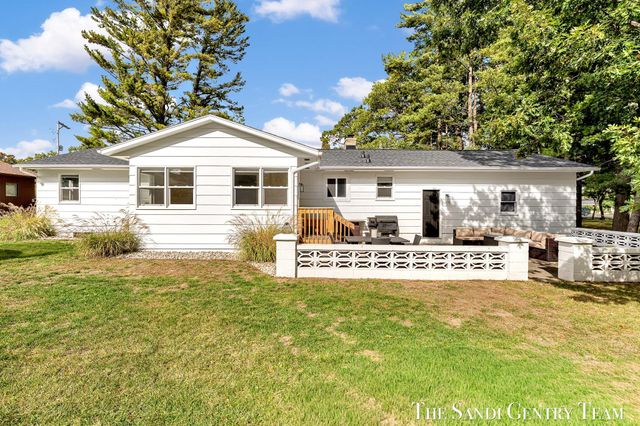 904 E Savidge Street, Spring Lake, MI 49456