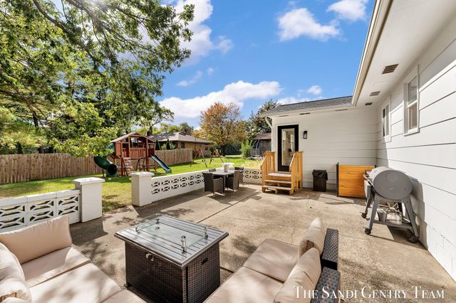 904 E Savidge Street, Spring Lake, MI 49456