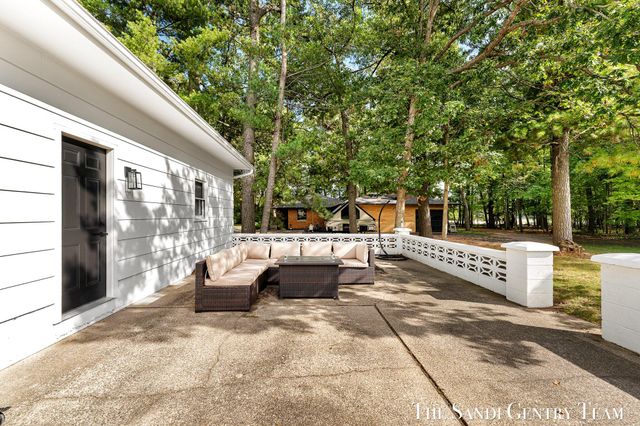 904 E Savidge Street, Spring Lake, MI 49456