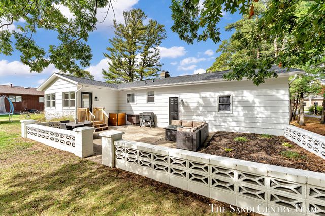 904 E Savidge Street, Spring Lake, MI 49456