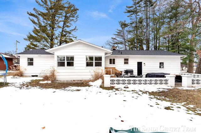 904 E Savidge Street, Spring Lake, MI 49456