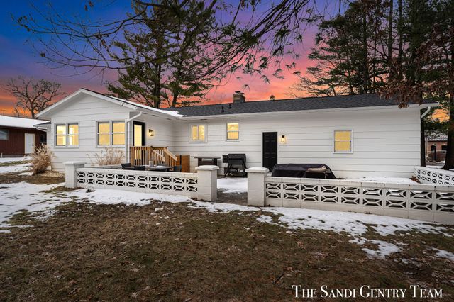 904 E Savidge Street, Spring Lake, MI 49456