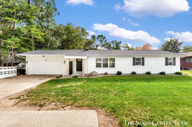 904 E Savidge Street, Spring Lake, MI 49456