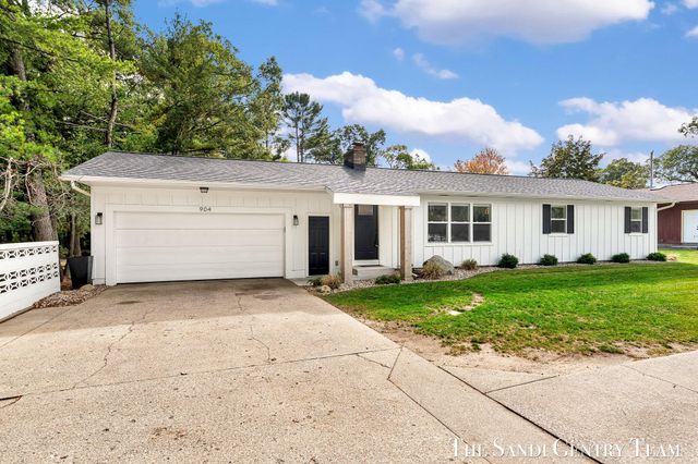 904 E Savidge Street, Spring Lake, MI 49456