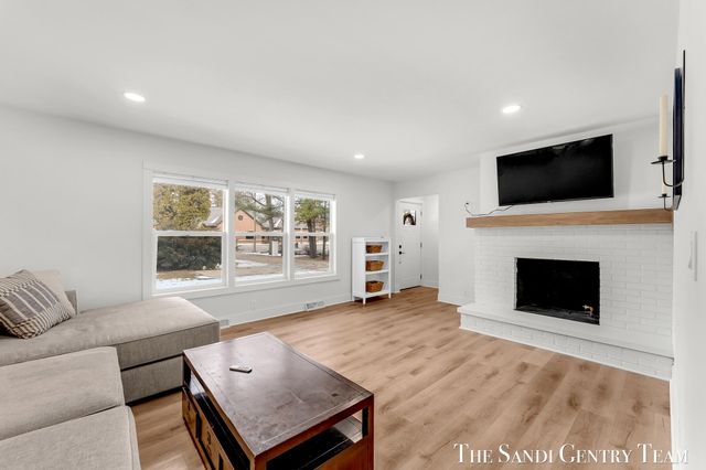 904 E Savidge Street, Spring Lake, MI 49456