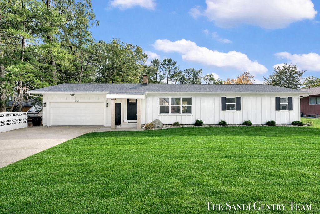 904 E Savidge Street, Spring Lake, MI 49456