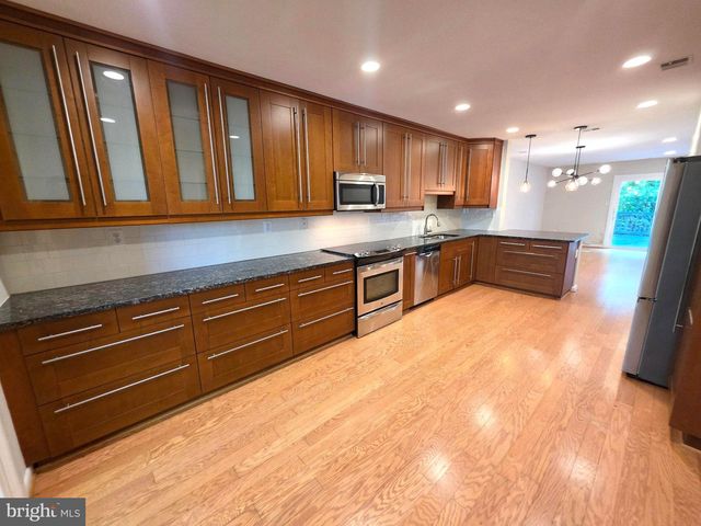 2001 WETHERSFIELD CT, Reston, VA 20191
