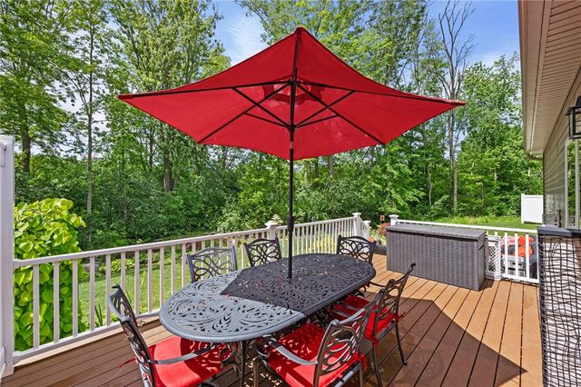 136 Golden Oaks Way, Gates, NY 14624