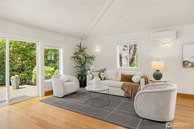 15033 70th Avenue NE, Kenmore, WA 98028