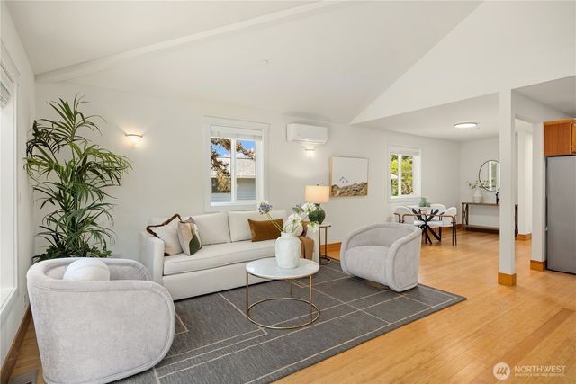 15033 70th Avenue NE, Kenmore, WA 98028