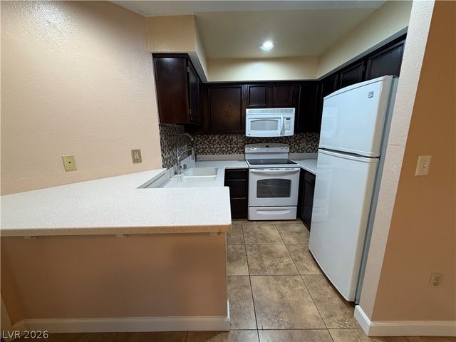 2140 Pinetop Lane 101, Las Vegas, NV 89119