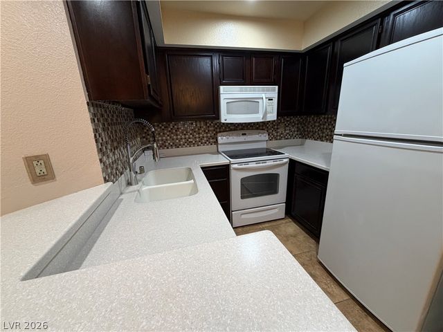 2140 Pinetop Lane 101, Las Vegas, NV 89119