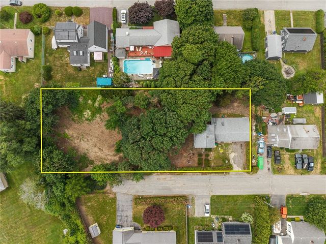 12 Robert Avenue, Portsmouth, RI 02871