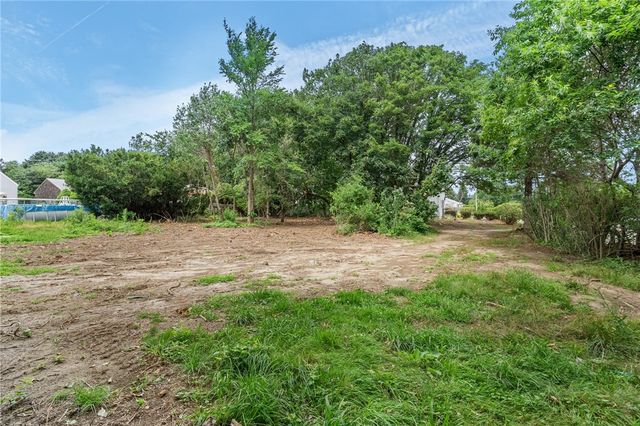 12 Robert Avenue, Portsmouth, RI 02871