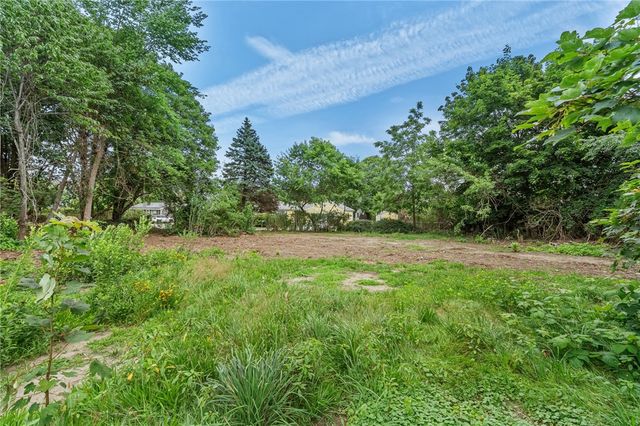 12 Robert Avenue, Portsmouth, RI 02871