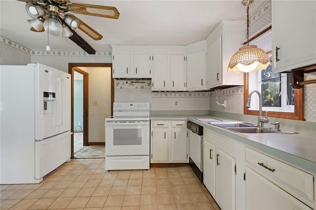 12 Robert Avenue, Portsmouth, RI 02871