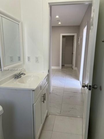 922 NW 2nd St 4, Miami, FL 33128