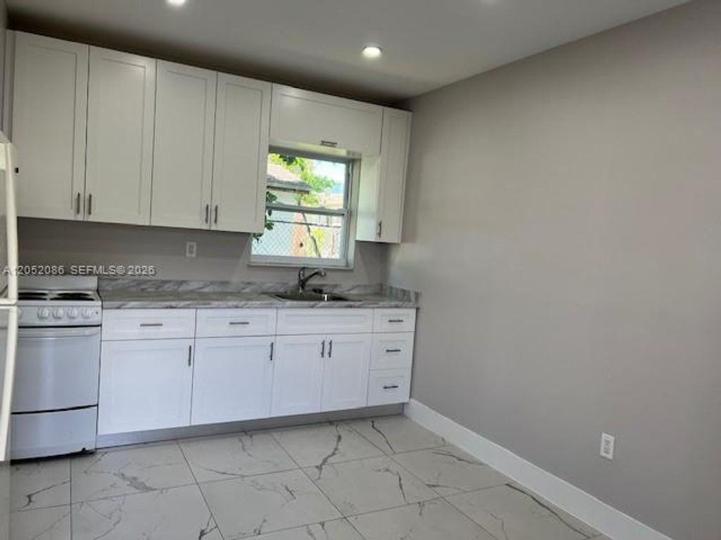 922 NW 2nd St 4, Miami, FL 33128