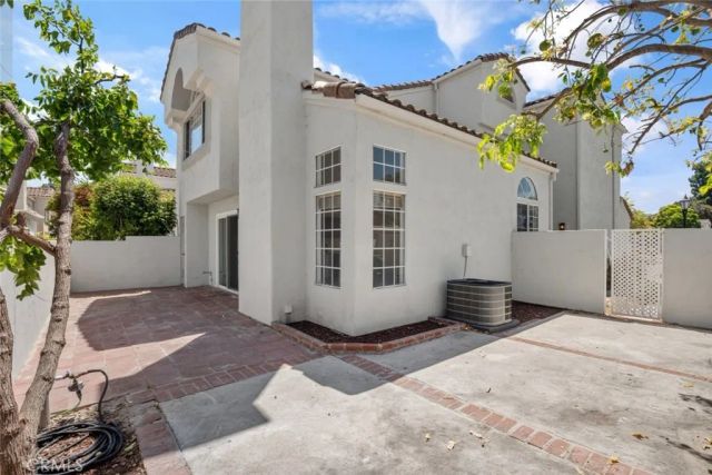 122 Almador, Irvine, CA 92614