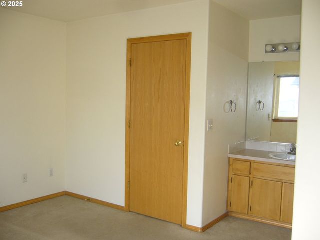 -1 Ne LIJA Loop, Portland, OR 97211