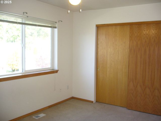 -1 Ne LIJA Loop, Portland, OR 97211