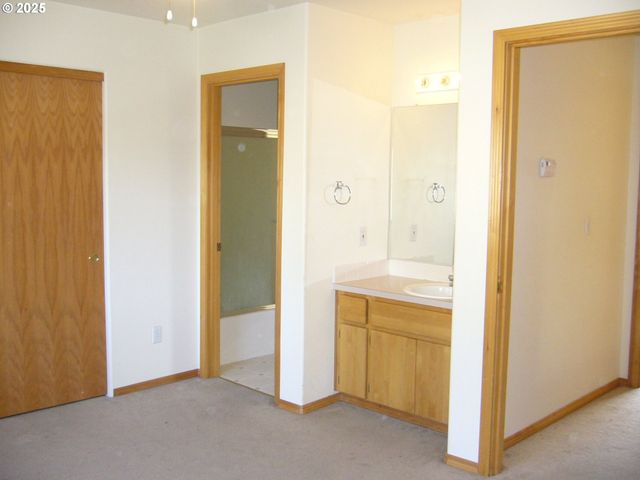 -1 Ne LIJA Loop, Portland, OR 97211