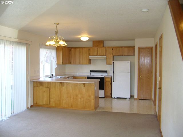 -1 Ne LIJA Loop, Portland, OR 97211