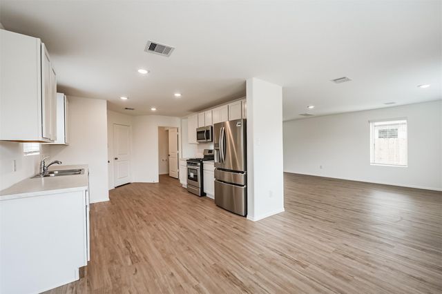 9123 Estes Lakes Drive, Baytown, TX 77521