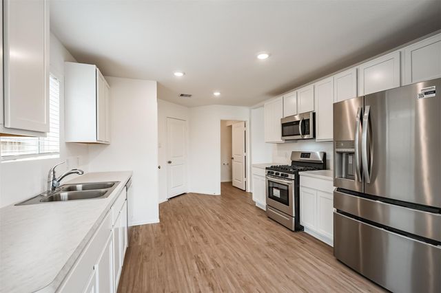 9123 Estes Lakes Drive, Baytown, TX 77521